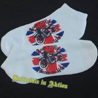 Weiße Socken mit dem grafischen Aufdruck eines Motorrads und dem Text 'Born to Ride - Forged to Work', perfekt für passionierte Biker, entworfen von Easy-Sticks.