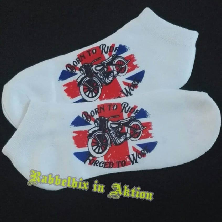 Weiße Socken mit dem grafischen Aufdruck eines Motorrads und dem Text 'Born to Ride - Forged to Work', perfekt für passionierte Biker, entworfen von Easy-Sticks.