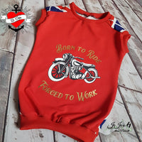 Rotes Shirt mit dem Aufdruck 'Born to Ride - Forged to Work' und Motorrad, gestaltet für stilbewusste Biker mit Easy-Sticks.