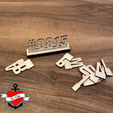 Buchstaben und Zahlen Aufsteller für Easy-Sticks Plotterdatei: Holzbuchstaben und eine Hashtag-Dekoration auf einer Holzoberfläche, perfekt für personalisierte Bastelprojekte.