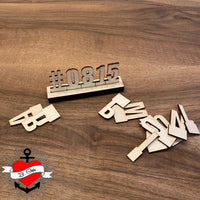 Buchstaben und Zahlen Aufsteller für Easy-Sticks Plotterdatei: Holzbuchstaben und eine Hashtag-Dekoration auf einer Holzoberfläche, perfekt für personalisierte Bastelprojekte.
