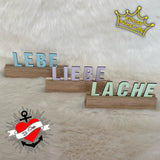 Drei Buchstaben Aufsteller mit den Worten 'LEBE', 'LIEBE' und 'LACHE', stilvoll arrangiert als kreative Deko, erstellt mit Easy-Sticks Plotterdatei.