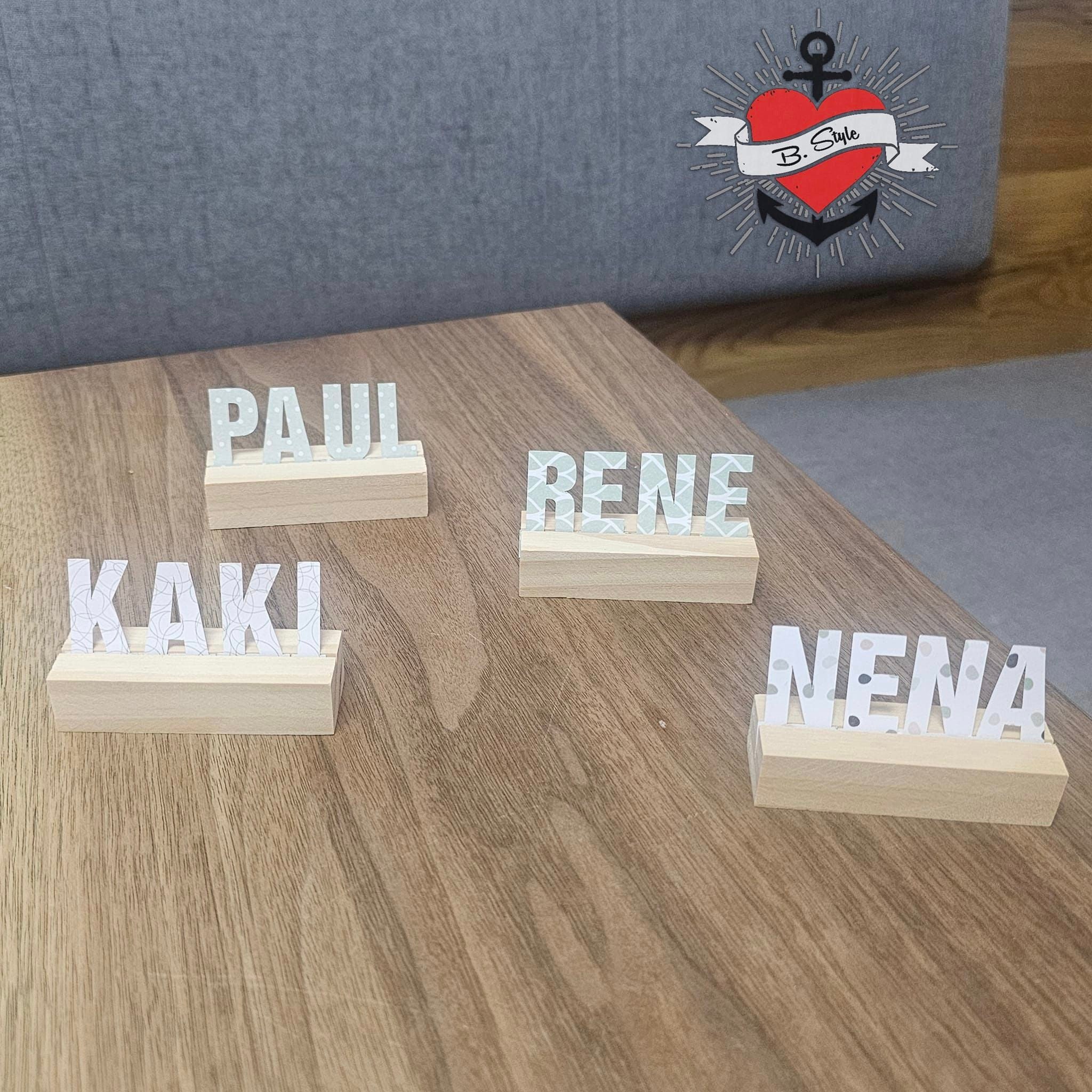 Personalisierte Buchstaben Aufsteller mit den Namen 'PAUL', 'RENE', 'KAKI' und 'NENA', perfekt für Bastelideen und Dekorationen von Easy-Sticks.