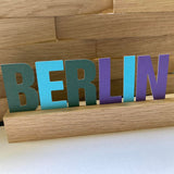 Buchstaben Aufsteller mit dem Wort 'BERLIN', farblich ansprechend gestaltet, ideal für kreative DIY-Projekte mit Easy-Sticks Plotterdatei.