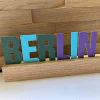 Buchstaben Aufsteller mit dem Wort 'BERLIN', farblich ansprechend gestaltet, ideal für kreative DIY-Projekte mit Easy-Sticks Plotterdatei.