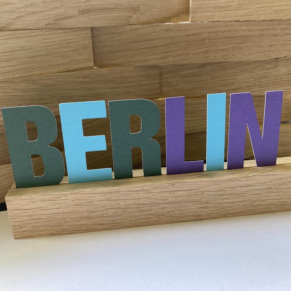 Buchstaben Aufsteller mit dem Wort 'BERLIN', farblich ansprechend gestaltet, ideal für kreative DIY-Projekte mit Easy-Sticks Plotterdatei.