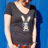 Dame in einem schwarzen V-Ausschnitt T-Shirt, das mit dem Bunny Hasen Design von easy-sticks bedruckt ist, zeigt einen bunten Hasen mit Brille.