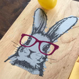 Detailaufnahme eines DIY-Projekts mit der Bunny Hasen Laserdatei von easy-sticks, zeigt einen Hasenkopf mit roten Brillengläsern auf einer Holzoberfläche.