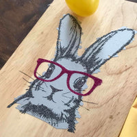 Detailaufnahme eines DIY-Projekts mit der Bunny Hasen Laserdatei von easy-sticks, zeigt einen Hasenkopf mit roten Brillengläsern auf einer Holzoberfläche.
