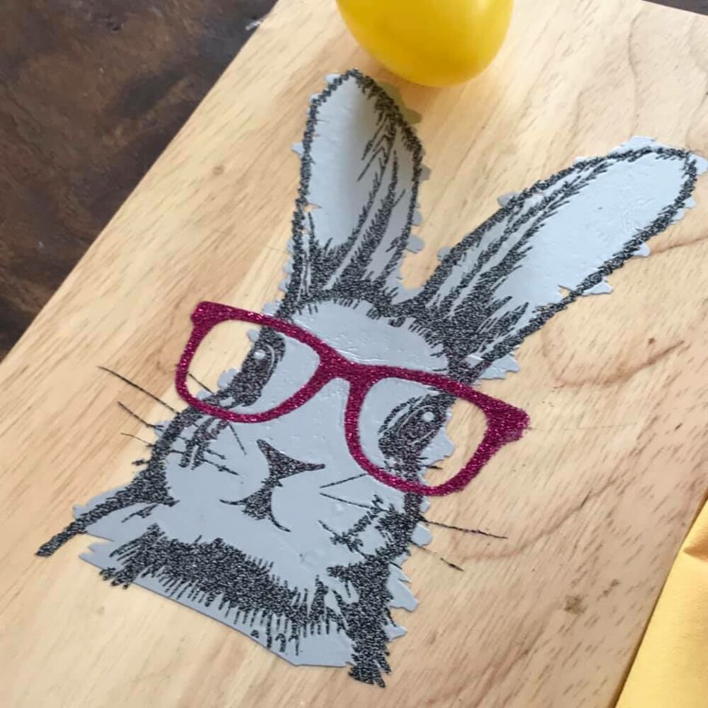 Detailaufnahme eines DIY-Projekts mit der Bunny Hasen Laserdatei von easy-sticks, zeigt einen Hasenkopf mit roten Brillengläsern auf einer Holzoberfläche.
