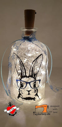 Bunny Hasen Laserdatei von easy-sticks: Eine dekorative Flasche mit Lichtern, verziert mit einem einzigartigen Hasen-Design für festliche Stimmungen.