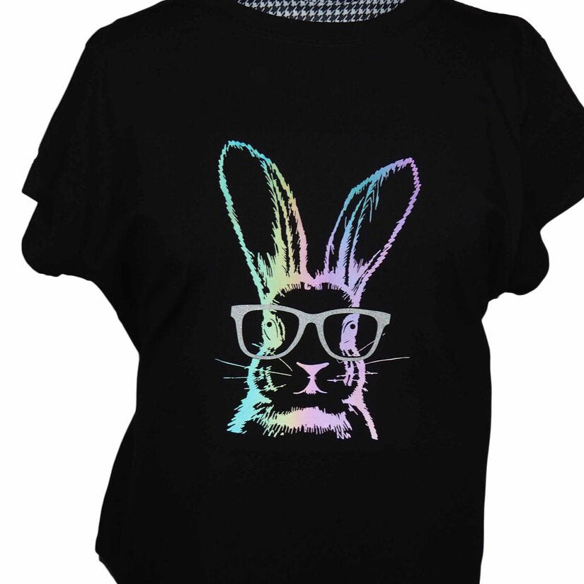 Buntes T-Shirt mit dem Bunny Hasen Motiv von easy-sticks, das einen Hasenkopf mit Brille in metallischen Farben darstellt.
