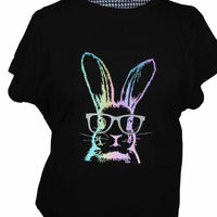 Buntes T-Shirt mit dem Bunny Hasen Motiv von easy-sticks, das einen Hasenkopf mit Brille in metallischen Farben darstellt.