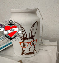 Bunny Hasen Laserdatei von easy-sticks: Ein eleganter Hasen-Motiv auf einer weißen Dose, die kreative Bastelideen zum Leben erweckt.