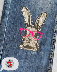 Bunny Hasen Laserdatei von easy-sticks: Ein stylischer Print eines Hasen mit Brille auf Jeansstoff, perfekt für personalisierte Bekleidungsprojekte.