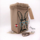 Kreativ gestaltete Geschenkverpackung mit Hasenmotiv, gefertigt mit der Bunny Hasen Laserdatei von easy-sticks, ziert eine braune Pappbox.