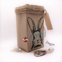 Kreativ gestaltete Geschenkverpackung mit Hasenmotiv, gefertigt mit der Bunny Hasen Laserdatei von easy-sticks, ziert eine braune Pappbox.