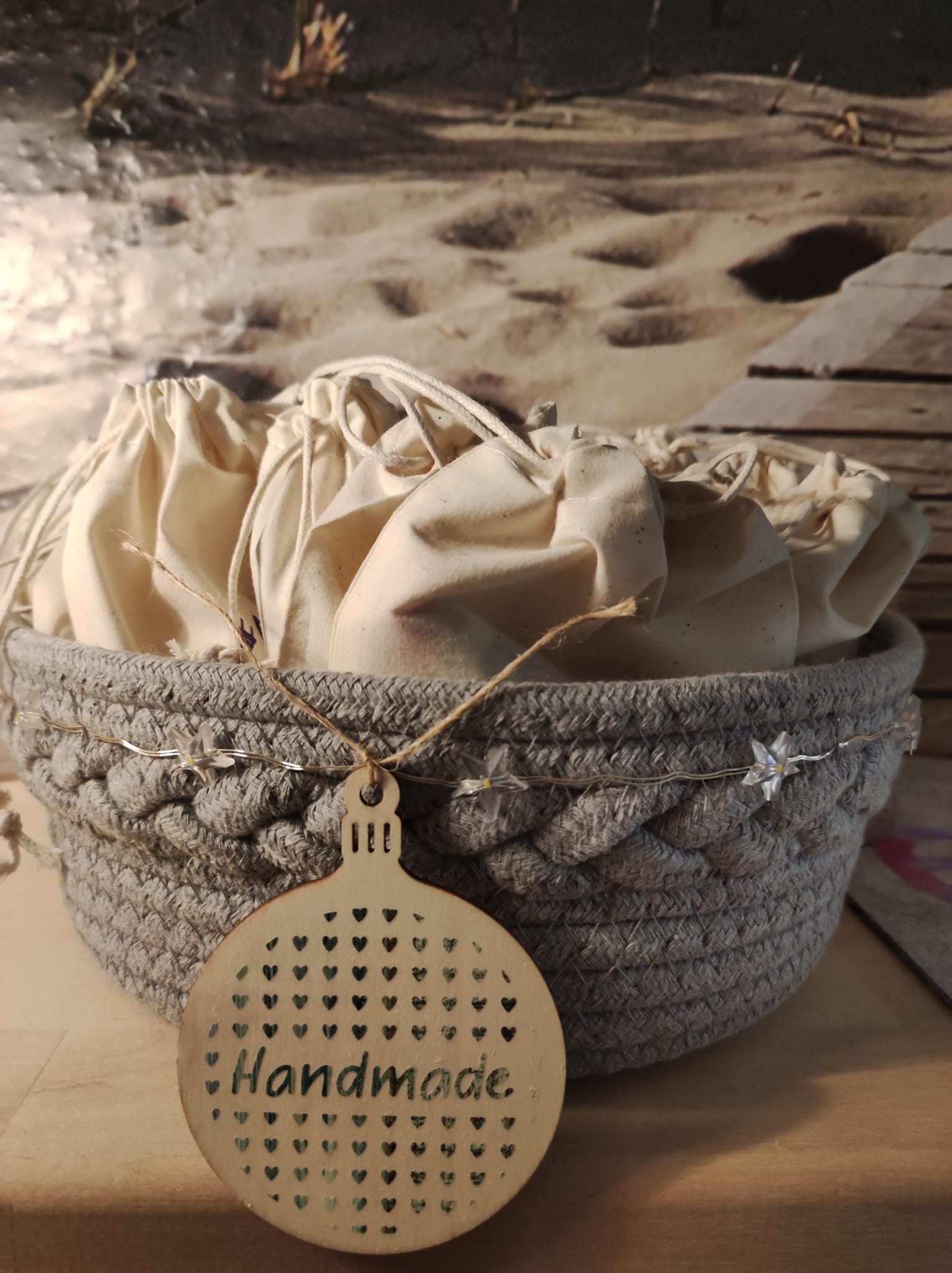Ein handgefertigter Korb mit einer Kordel und einem Anhänger, auf dem 'Handmade' steht, ideal um kreative DIY-Projekte zu integrieren – Button Plotterdatei von easy-sticks.