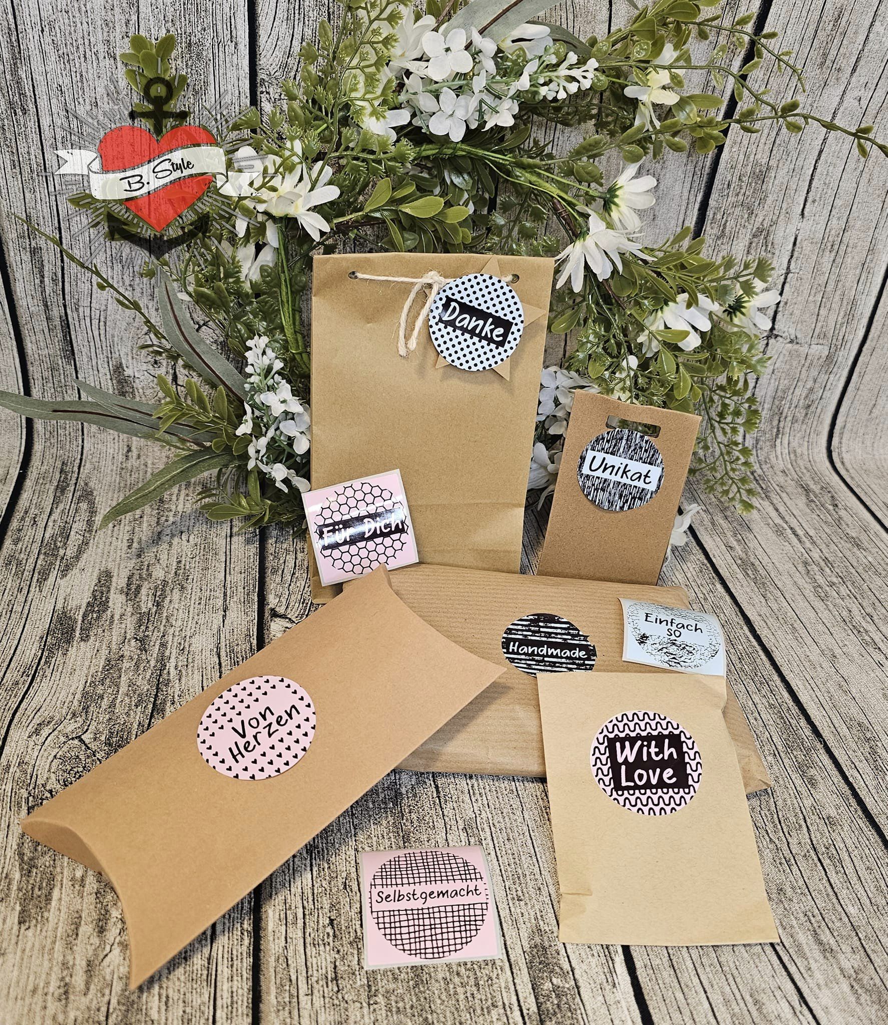 Ein liebevoll arrangiertes Set aus verschiedenen Geschenktüten und Etiketten, bedruckt mit Phrasen wie 'Danke', 'Unikat' und 'Handmade', perfekt für DIY-Projekte – Button Plotterdatei von easy-sticks.