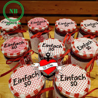 Eine Gruppe dekorierter Gläser, die mit roten und weißen Kappen, gebunden mit roten Schleifen, und dem Aufdruck 'Einfach so' versehen sind, ideal für persönliche Gaben – Button Plotterdatei von easy-sticks.
