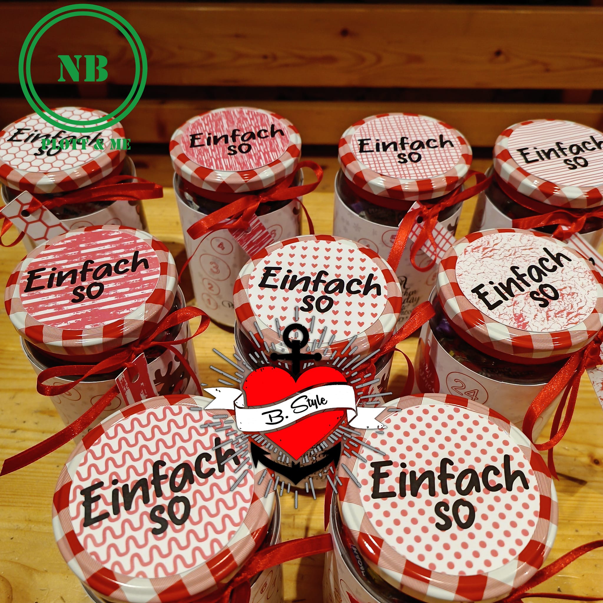 Eine Gruppe dekorierter Gläser, die mit roten und weißen Kappen, gebunden mit roten Schleifen, und dem Aufdruck 'Einfach so' versehen sind, ideal für persönliche Gaben – Button Plotterdatei von easy-sticks.