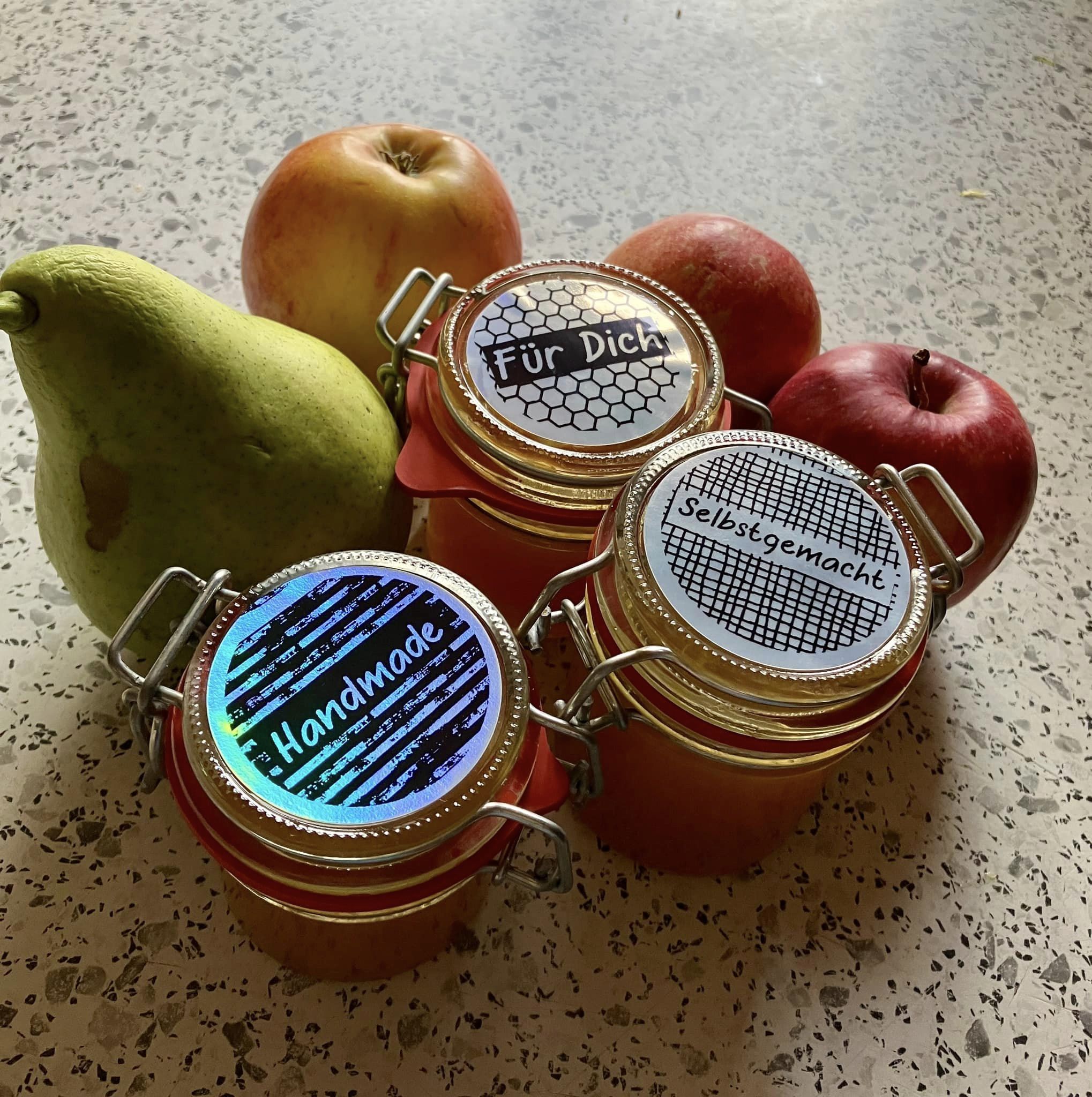 Zwei Gläser gefüllt mit Leckereien, dekoriert mit Aufklebern, die 'Für Dich', 'Handmade' und 'Selbstgemacht' zeigen, um das persönliche Geschenk zu perfektionieren – Button Plotterdatei von easy-sticks.