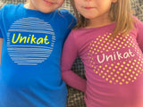 Kinder in kreativen Shirts mit dem Design 'Unikat' aus der Button Plotterdatei von easy-sticks, perfekt für handgemachte Modeprojekte.