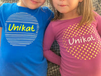 Kinder in kreativen Shirts mit dem Design 'Unikat' aus der Button Plotterdatei von easy-sticks, perfekt für handgemachte Modeprojekte.