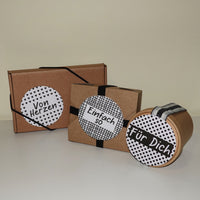 Verpackungen mit individuellen Etiketten aus der Button Plotterdatei von easy-sticks, die eigenständig gestaltete Botschaften wie 'Von Herzen' und 'Einfach so' zeigen.