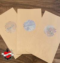 Drei beige Tüten mit hochwertigen Button-Dekorationen, bedruckt mit den Worten 'Danke', 'Selbstgemacht' und 'Unikat', ideal für kreative Geschenkideen – Button Plotterdatei von easy-sticks.
