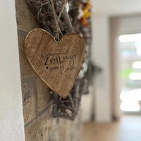 Herz aus Holz mit dem Spruch 'GLÜCKSMOMENTE ZIETKRAFT FREUDE' als Wanddekoration, ideal für ein gemütliches Zuhause, von easy-sticks, Rub on UV Sticker randlos Home 3 A5.