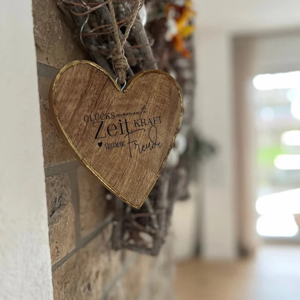 Herz aus Holz mit dem Spruch 'GLÜCKSMOMENTE ZIETKRAFT FREUDE' als Wanddekoration, ideal für ein gemütliches Zuhause, von easy-sticks, Rub on UV Sticker randlos Home 3 A5.