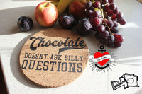 Chocolate doesn´t ask silly questions schokolade plotteridee plotter diy geschenkidee