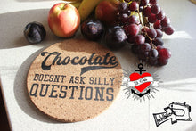 Lade das Bild in den Galerie-Viewer, Chocolate doesn´t ask silly questions schokolade plotteridee plotter diy geschenkidee

