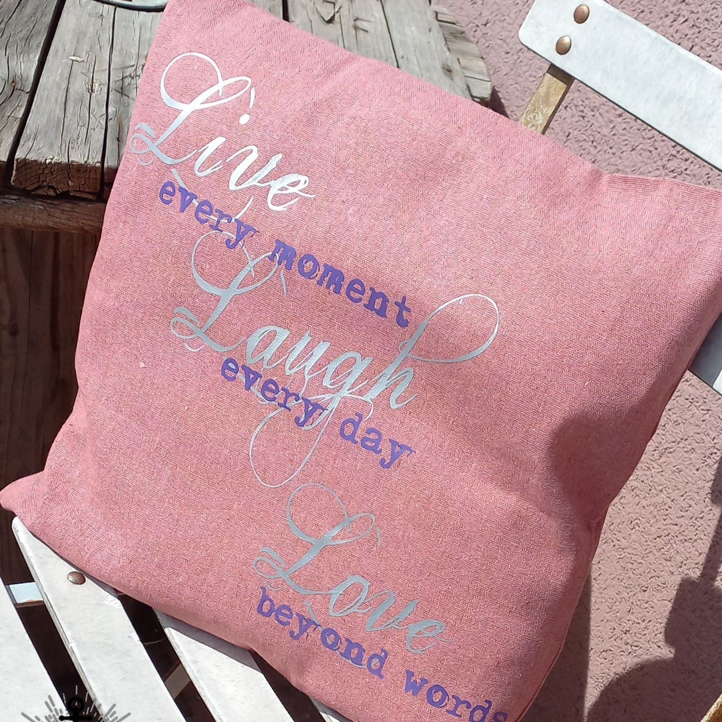 live-laugh-love Plotterdatei kaufen und downloaden, hier auf Kissen gedruckt