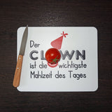 Schneidebrett mit dem Spruch "Der CLOWN ist die wichtigste Mahlzeit des Tages", ein ideales Produkt für kreative Bastelarbeiten von easy-sticks, inspiriert von der Clown Laserdatei.