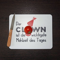 Schneidebrett mit dem Spruch "Der CLOWN ist die wichtigste Mahlzeit des Tages", ein ideales Produkt für kreative Bastelarbeiten von easy-sticks, inspiriert von der Clown Laserdatei.