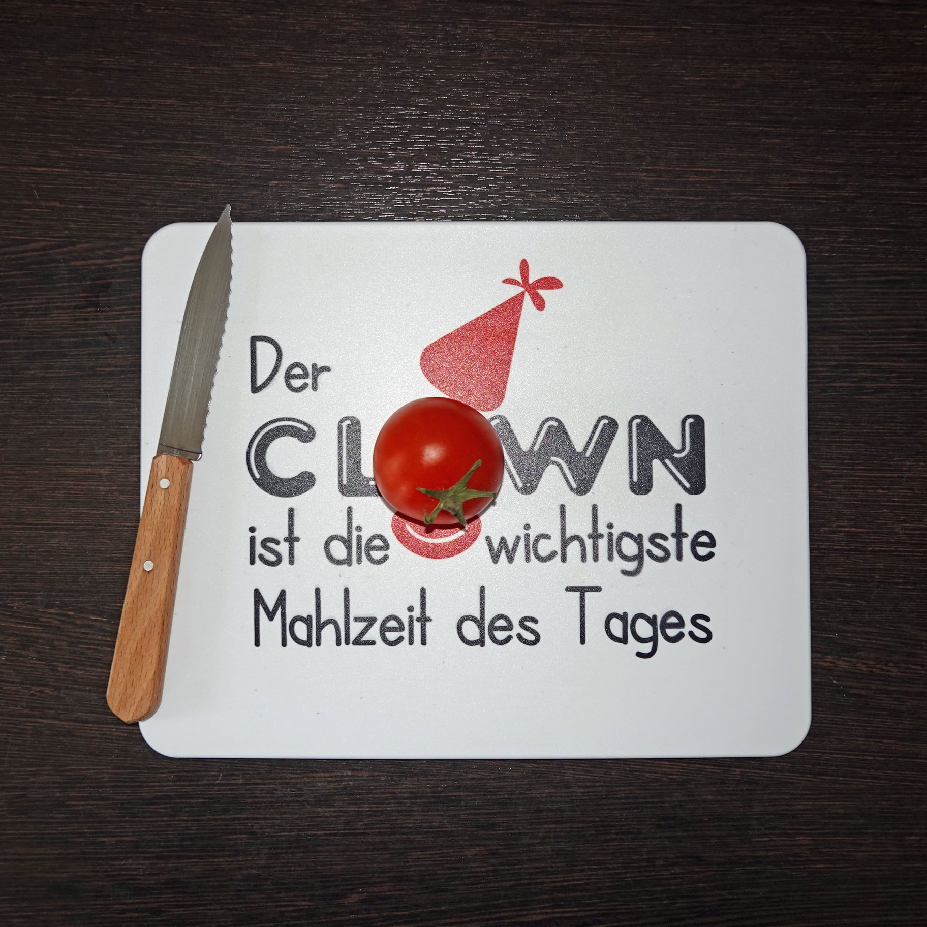 Schneidebrett mit dem Spruch "Der CLOWN ist die wichtigste Mahlzeit des Tages", ein ideales Produkt für kreative Bastelarbeiten von easy-sticks, inspiriert von der Clown Laserdatei.