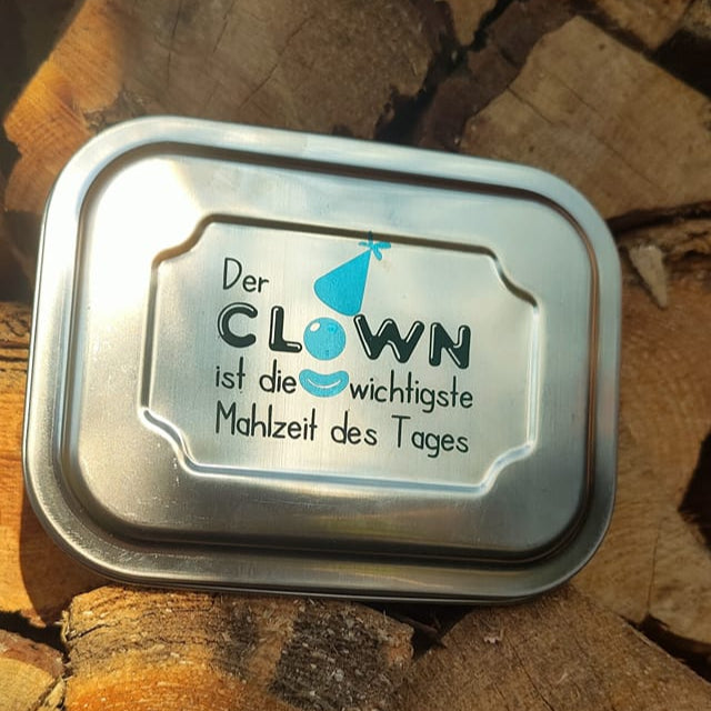 Metalletui mit dem Text "Der CLOWN ist die wichtigste Mahlzeit des Tages", angeboten von easy-sticks als kreatives Element für deine Projekte, inspiriert von der Clown Laserdatei.