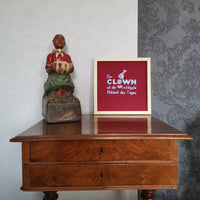 Dekoratives Bild mit dem Spruch "Der CLOWN ist die wichtigiste Mahlzeit des Tages" von easy-sticks. Schaffe einzigartige Kunstwerke mit der Clown Laserdatei.