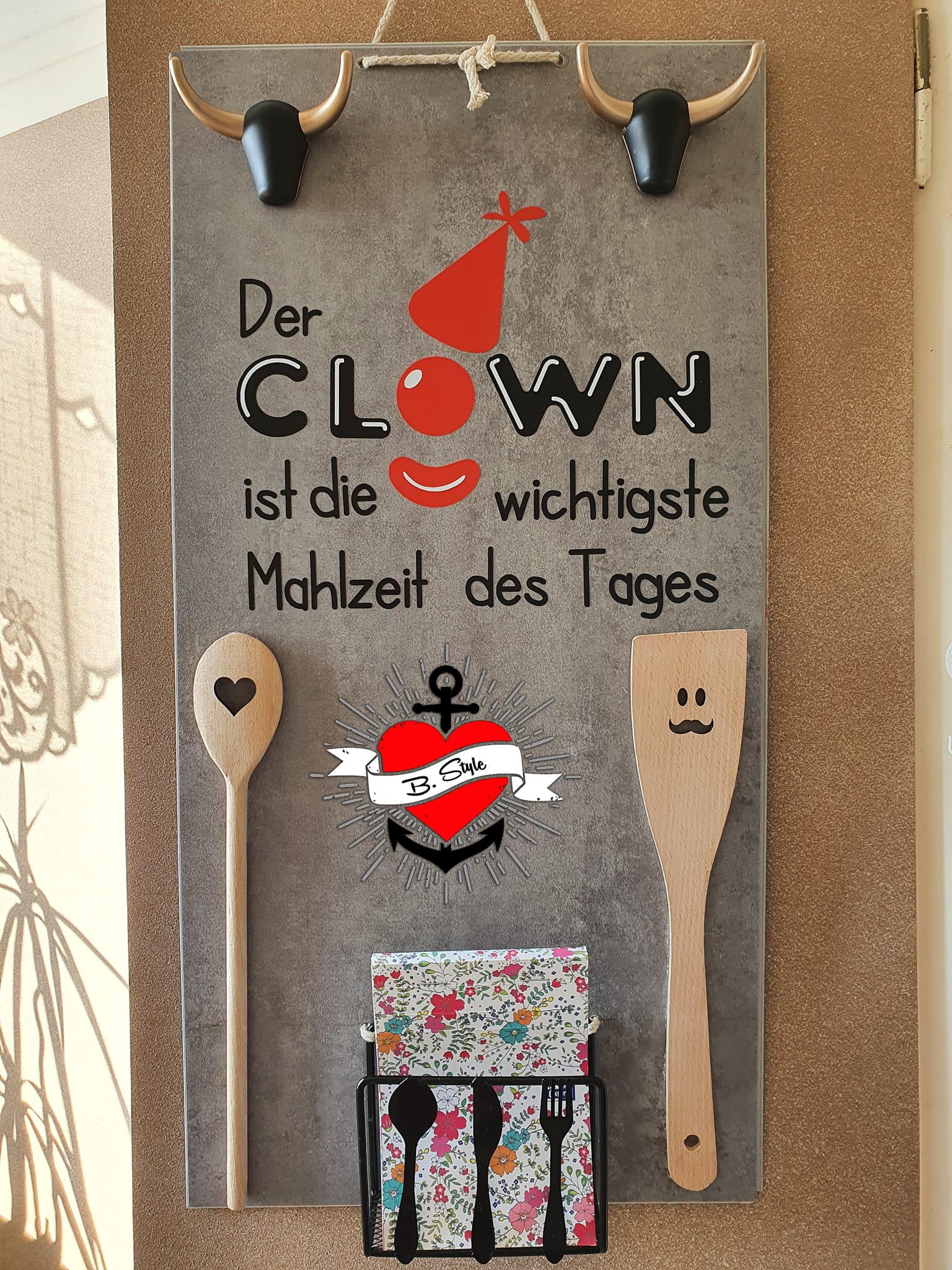 Bilderplatte mit dem motivierenden Spruch "Der CLOWN ist die wichtigiste Mahlzeit des Tages" von easy-sticks. Eine kreative Idee, um die Clown Laserdatei zu nutzen.
