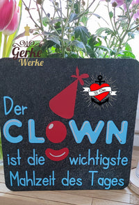 Dekoratives Schild mit dem Text "Der CLOWN ist die wichtigste Mahlzeit des Tages", ideal für persönliche Projekte und kreative Anwendungen von easy-sticks, basierend auf der Clown Laserdatei.