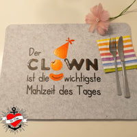 Wollunterlage mit dem Spruch "Der CLOWN ist die wichtigiste Mahlzeit des Tages" von easy-sticks. Ideal für kreative Anwendungen mit der Clown Laserdatei.