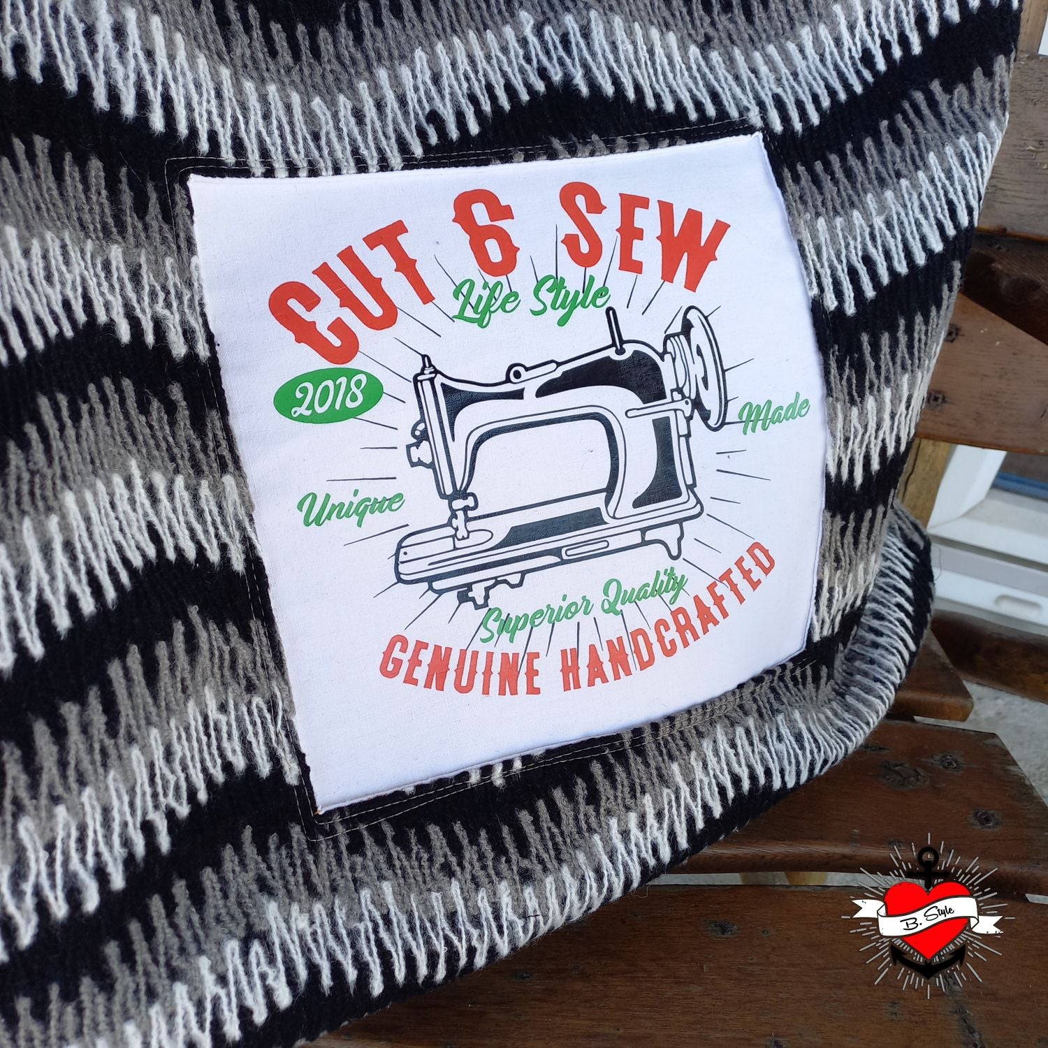 Detailansicht einer handgenähten Tasche mit dem Logo 'CUT & SEW' von easy-sticks. Die kreative Kombination aus Stoff und Aufdruck unterstreicht die Qualität und den einzigartigen Stil, perfekt für Nähliebhaber.