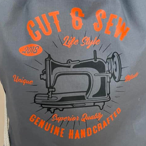 Stylische Tasche mit dem Aufdruck 'CUT & SEW' von easy-sticks, ideal für kreative DIY-Projekte im Nähbereich. Diese einzigartige und handgefertigte Tasche setzt Akzente und zeigt Leidenschaft für das Schneidern.