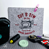Hochwertiger Filz mit dem 'Cut & Sew' Design, dekoriert mit einer Nähmaschine und verschiedenen Nähutensilien. Von easy-sticks, passend zu DIY-Projekten.