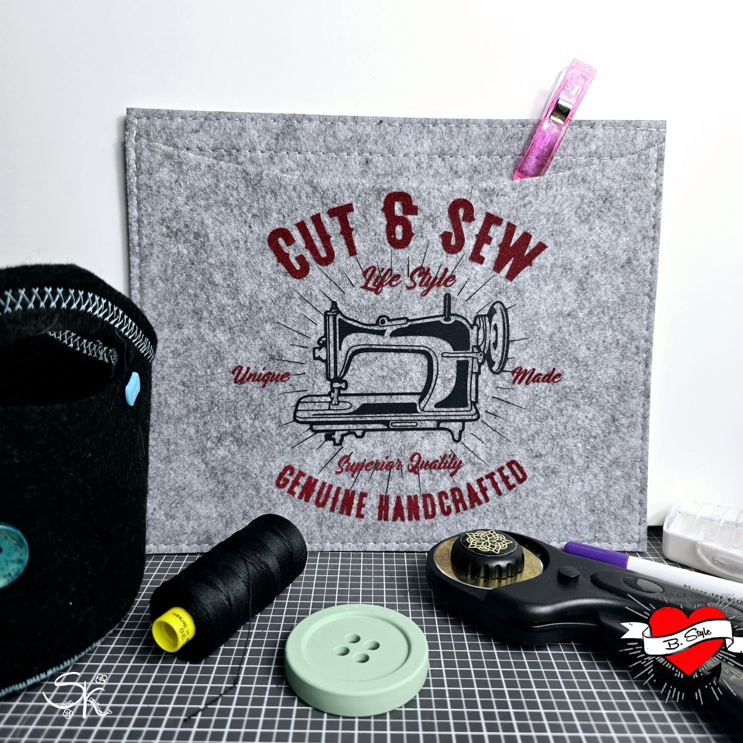 Hochwertiger Filz mit dem 'Cut & Sew' Design, dekoriert mit einer Nähmaschine und verschiedenen Nähutensilien. Von easy-sticks, passend zu DIY-Projekten.