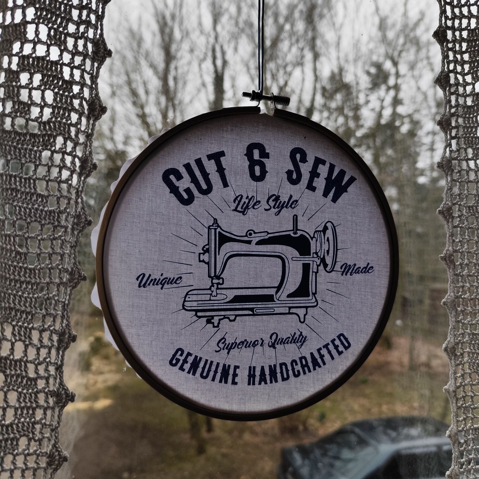 Kreatives Wanddesign mit dem 'Cut & Sew' Schriftzug und einer Nähmaschine, dekoriert in einem Rahmen. Digitales Produkt von easy-sticks.