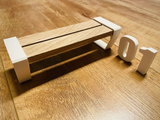 Kreatives Bank Edge Design 01 von easy-sticks, bestehend aus zwei weißen Seitenteilen und einem Holzbrett, ideal für 3D-Drucker. Zahl 01 in der Nähe, perfekt für minimalistische Gestaltung.