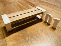 Kreatives Bank Edge Design 01 von easy-sticks, bestehend aus zwei weißen Seitenteilen und einem Holzbrett, ideal für 3D-Drucker. Zahl 01 in der Nähe, perfekt für minimalistische Gestaltung.
